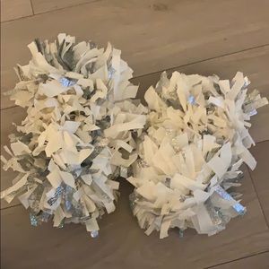 Competition cheerleading pom poms